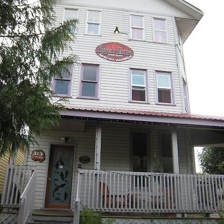 Poppi'S Guesthouse Revelstoke Eksteriør billede