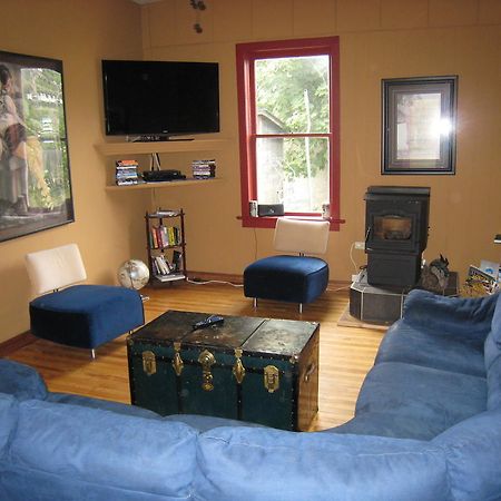 Poppi'S Guesthouse Revelstoke Eksteriør billede