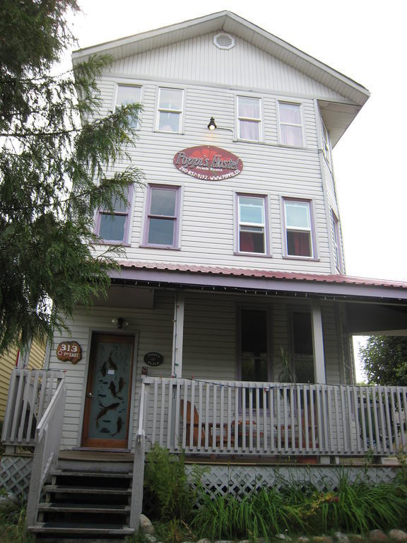 Poppi'S Guesthouse Revelstoke Eksteriør billede