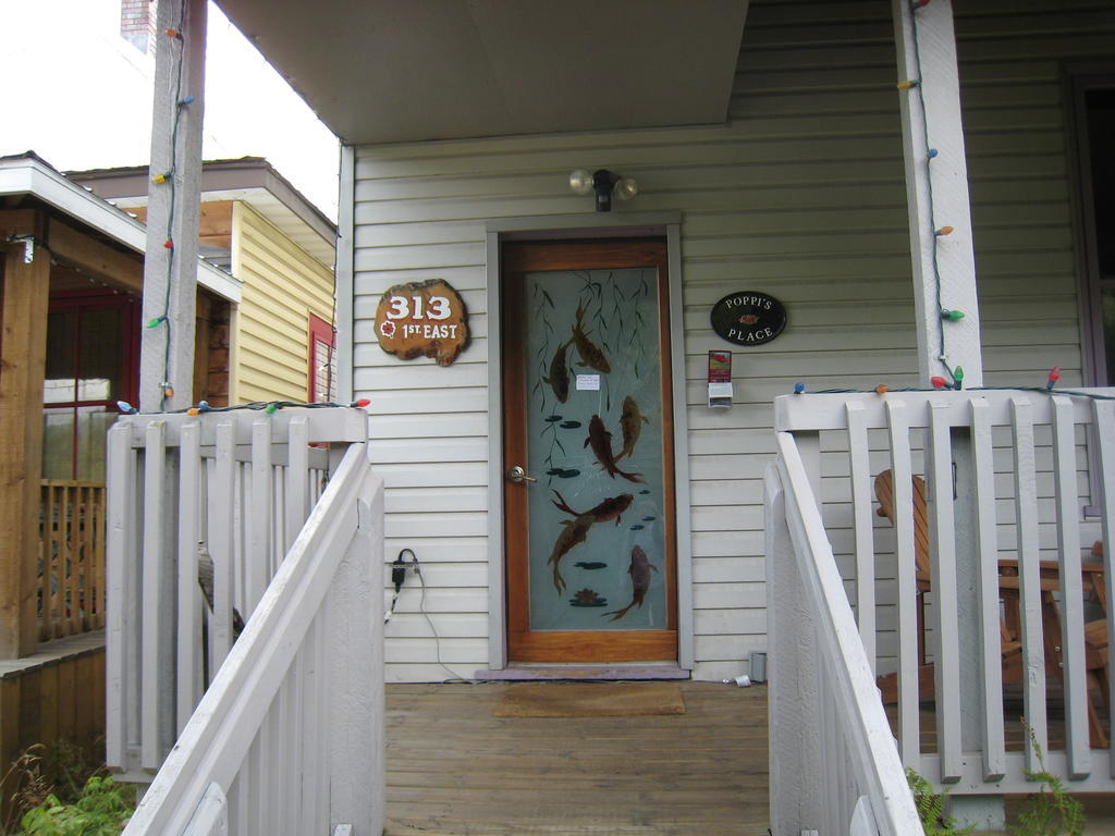 Poppi'S Guesthouse Revelstoke Eksteriør billede