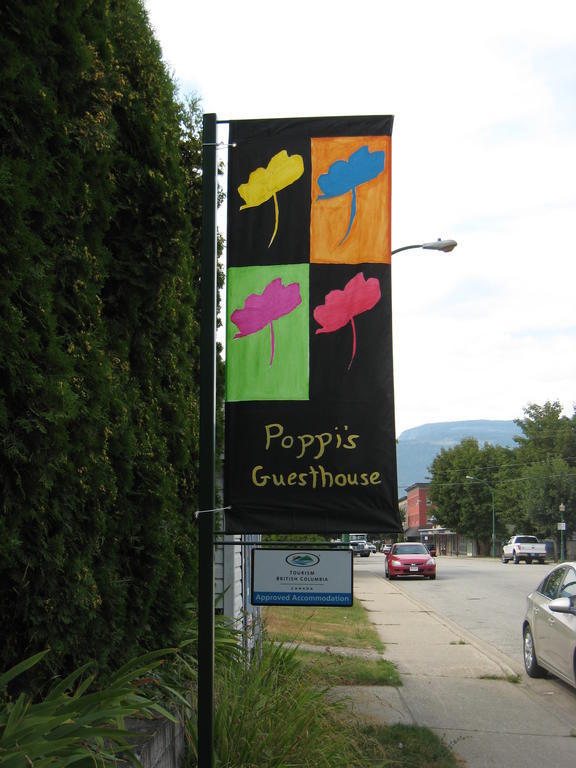 Poppi'S Guesthouse Revelstoke Eksteriør billede